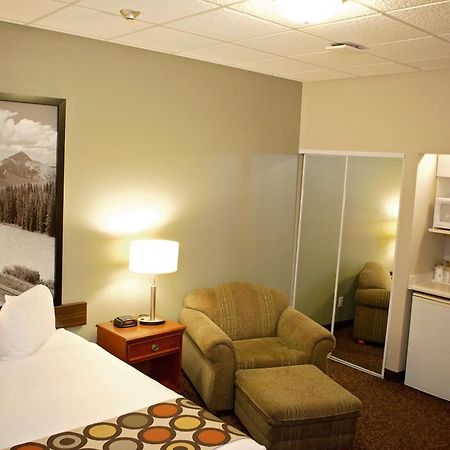 Super 8 By Wyndham Cochrane Hotel Exterior foto
