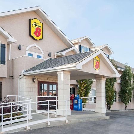 Super 8 By Wyndham Cochrane Hotel Exterior foto