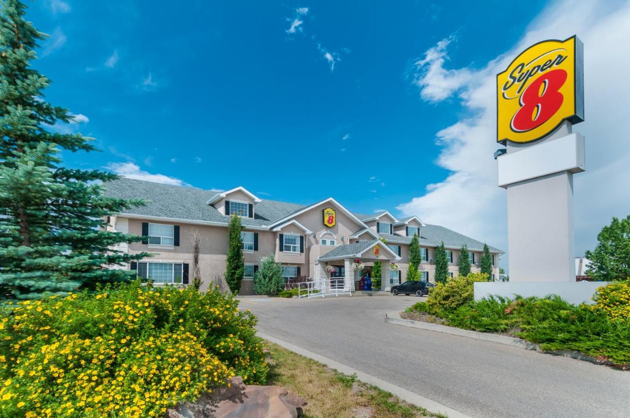Super 8 By Wyndham Cochrane Hotel Exterior foto