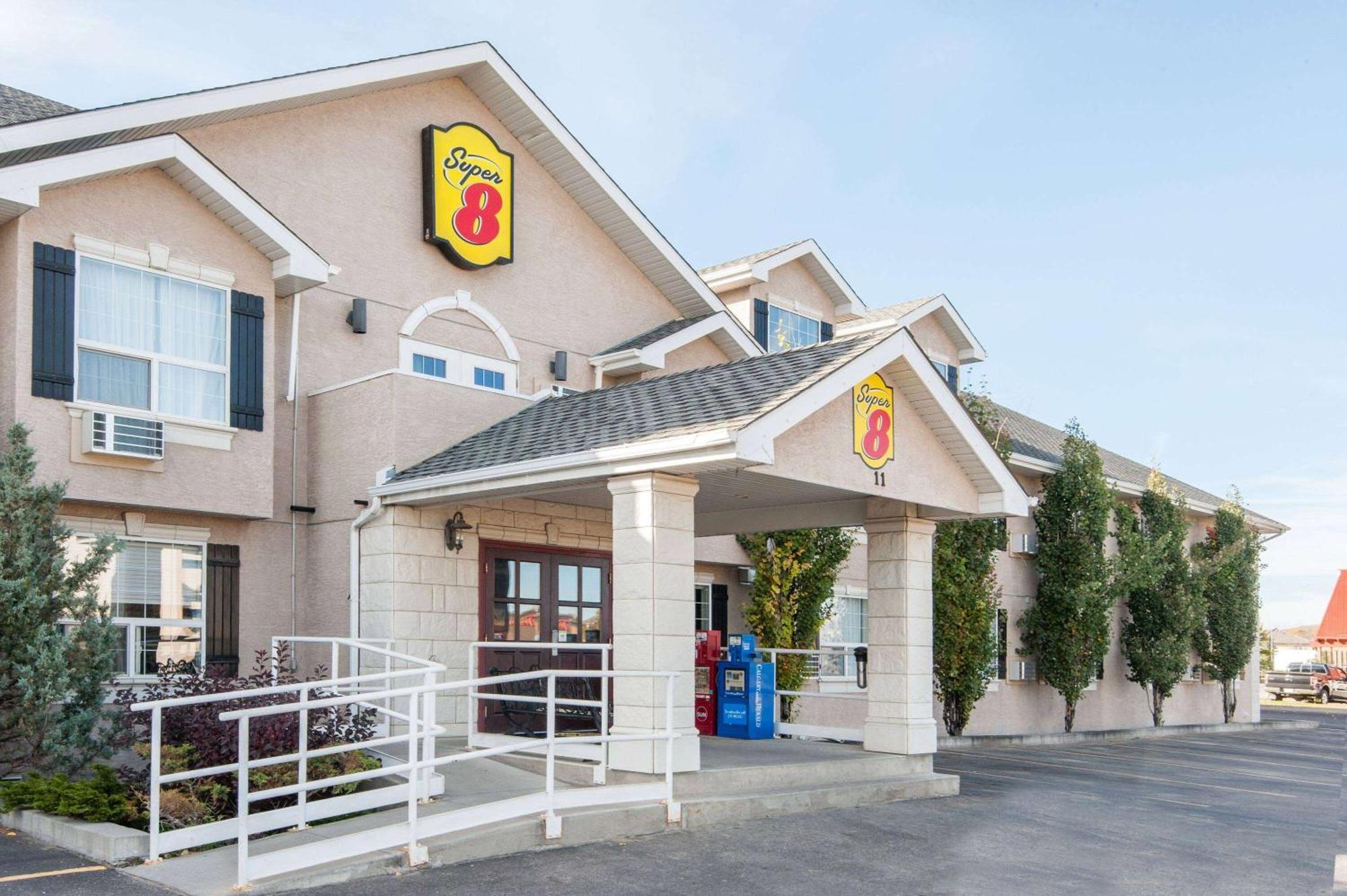 Super 8 By Wyndham Cochrane Hotel Exterior foto